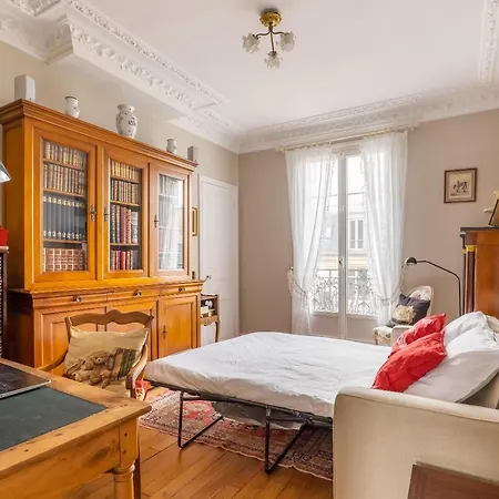 Veeve - A Hint Of Rouge Apartment
